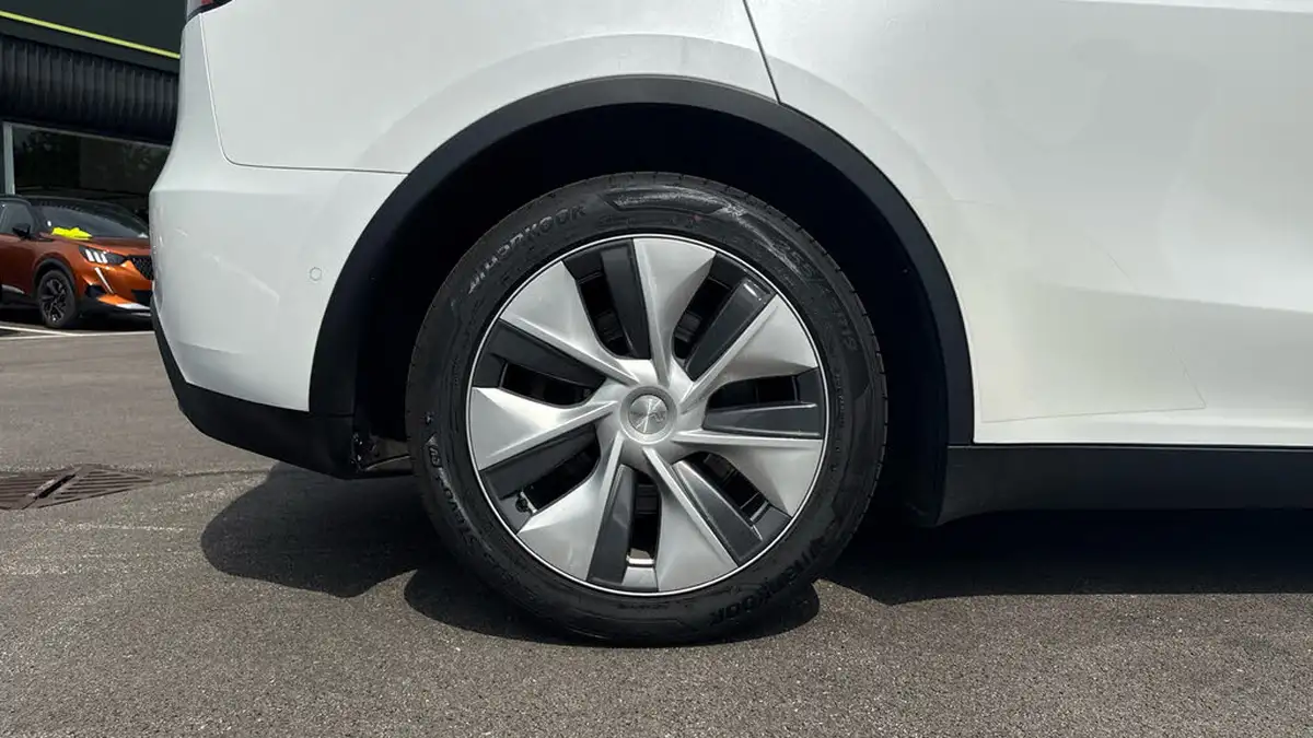 2022-tesla-model-y-e-long-range-big-18