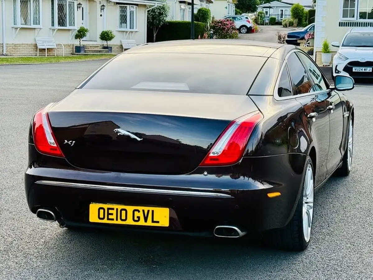 2010-jaguar-xj-series-30td-xj-portfolio-big-11