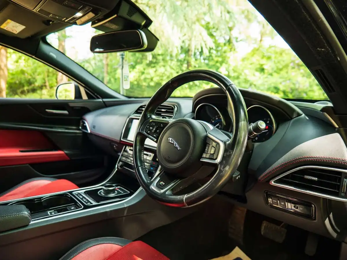 2016-jaguar-xe-20i-r-sport-240ps-big-17