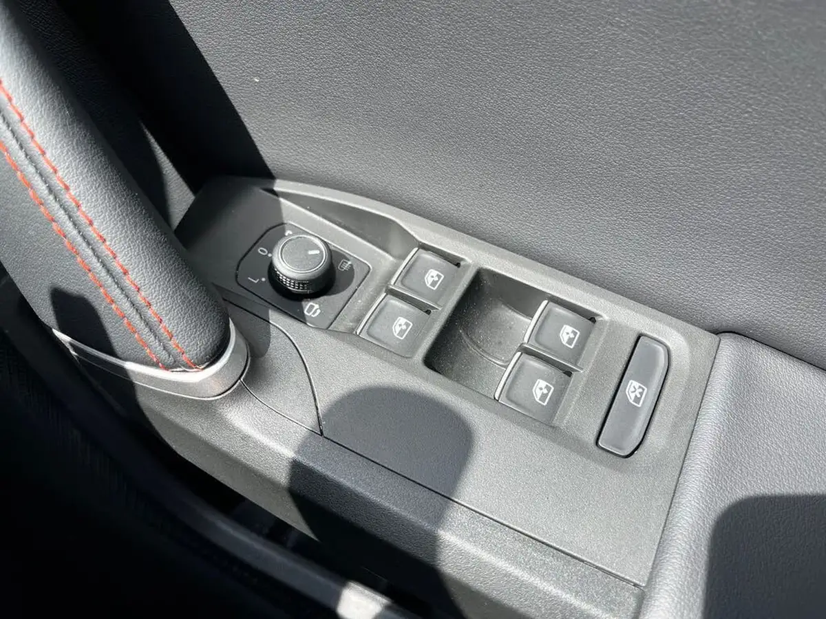 2025-seat-leon-15-e-hybrid-fr-sport-hatchback-big-32