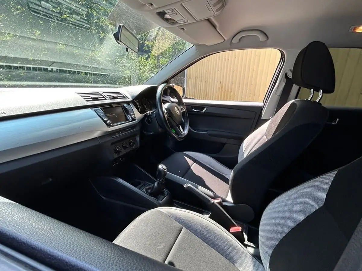 2016-skoda-fabia-10-mpi-colour-edition-big-17