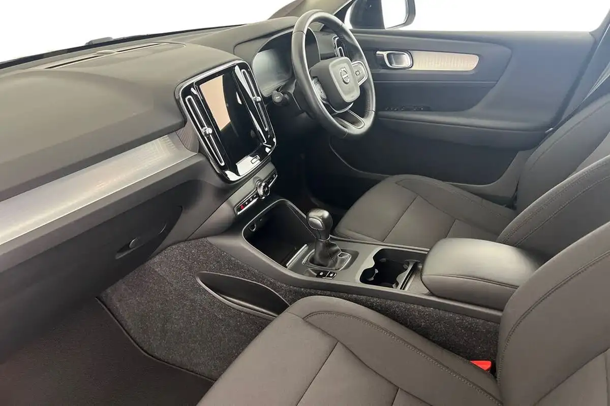 2021-volvo-xc40-15-t3-momentum-161bhp-big-1