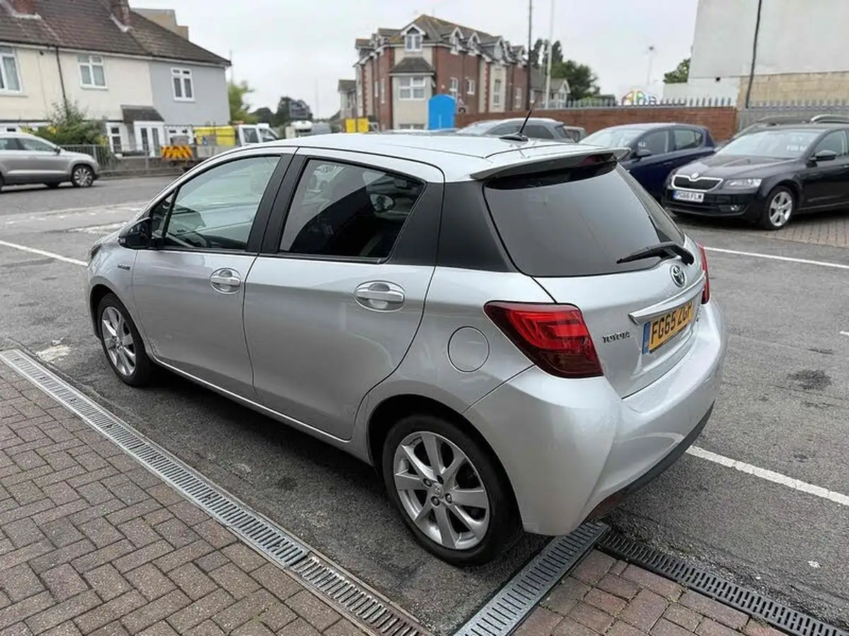 2015-toyota-yaris-15-vvt-i-sport-hybrid-big-4