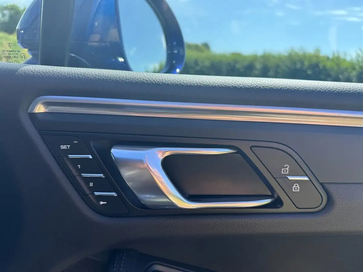2023-porsche-macan-20-big-18