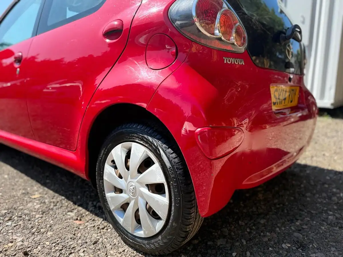 2014-toyota-aygo-10-move-5d-big-14