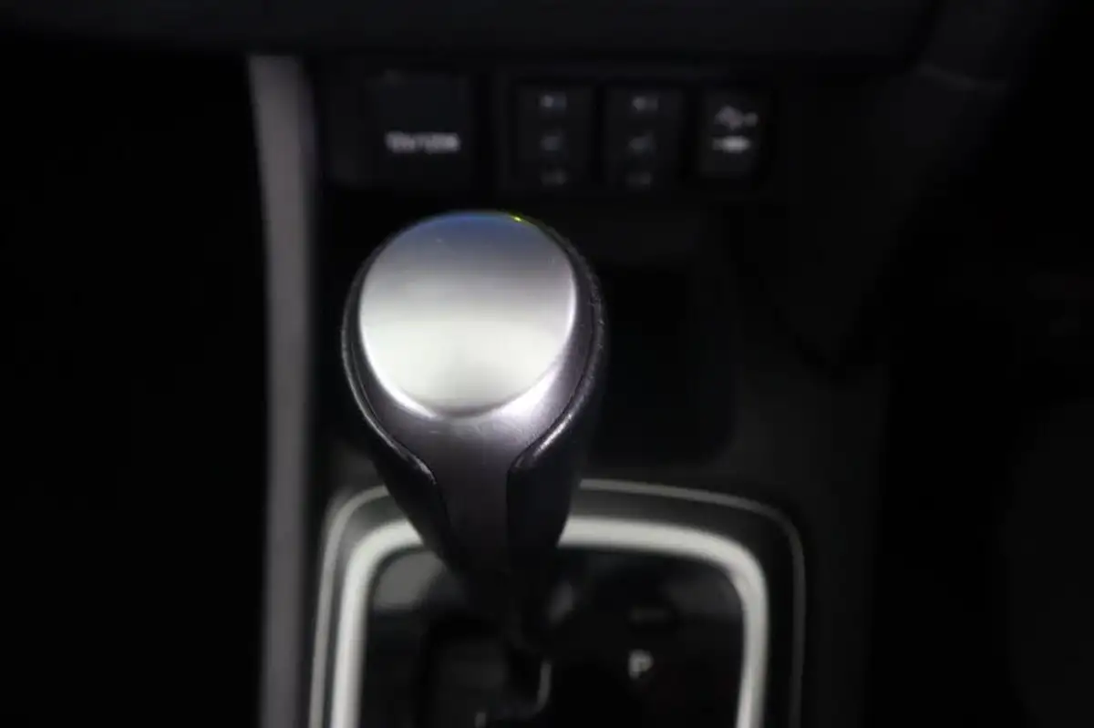 2014-toyota-auris-16-excel-hatchback-multidrive-s-big-26
