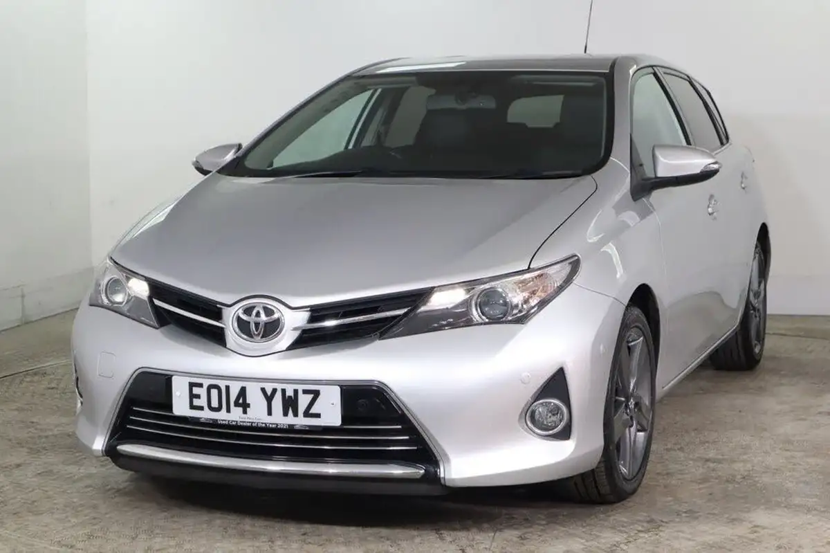 2014-toyota-auris-16-excel-hatchback-multidrive-s-big-2