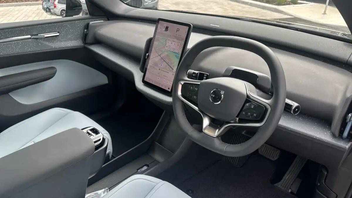 2025-volvo-ex30-e-single-motor-ultra-big-3