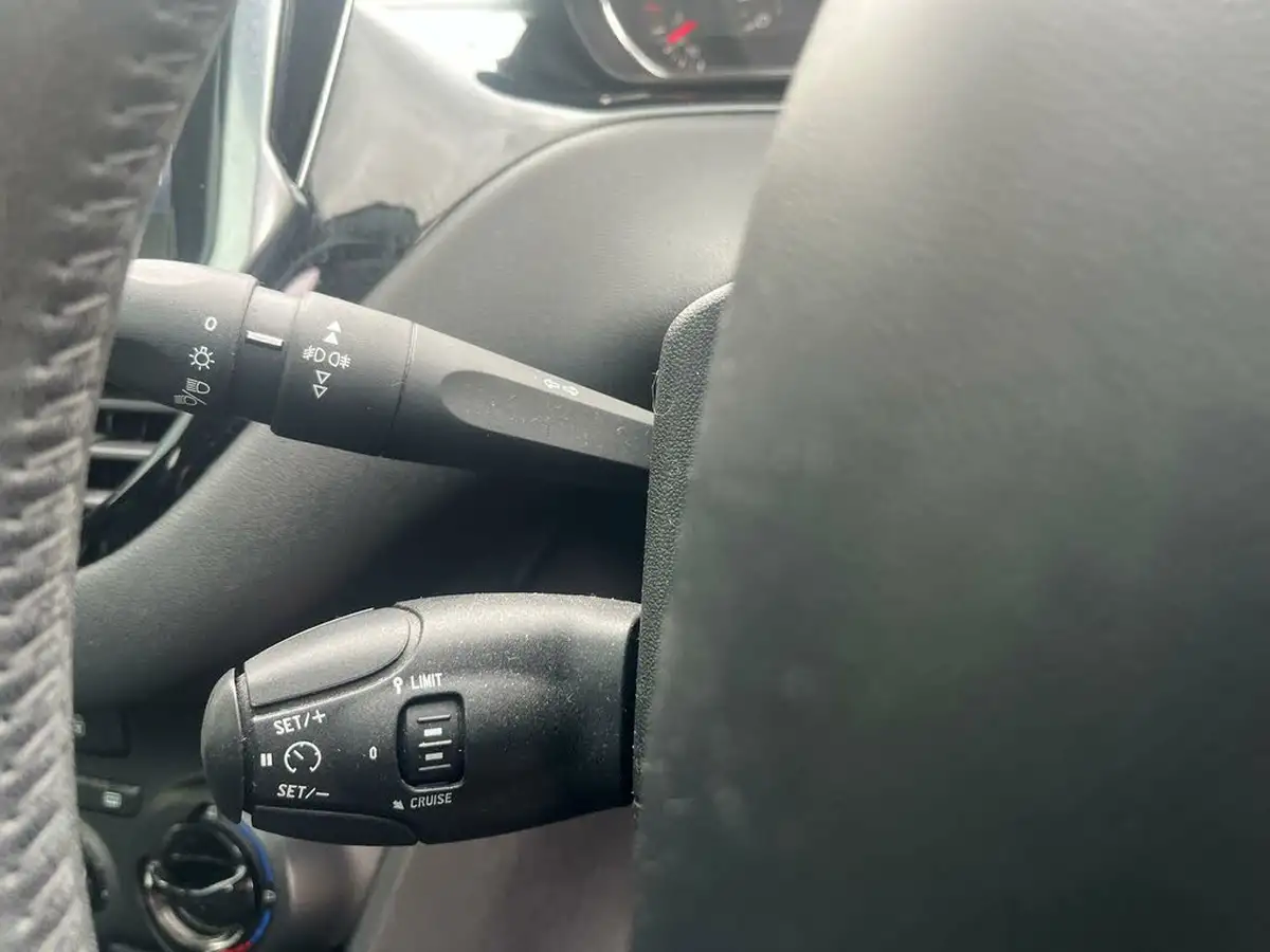 2015-peugeot-208-12-style-puretech-3d-big-23