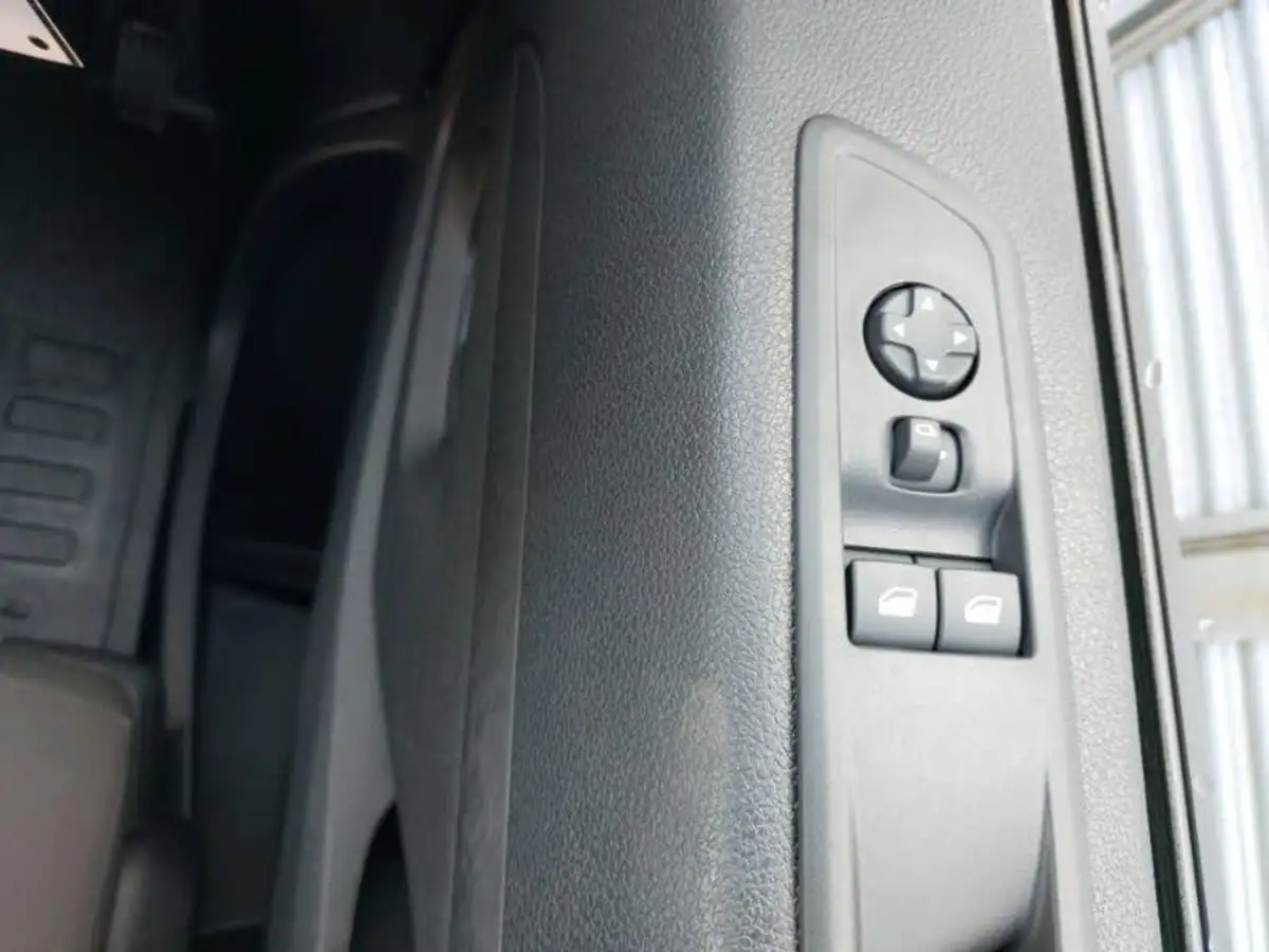 2024-peugeot-expert-15-bluehdi-professional-long-big-16