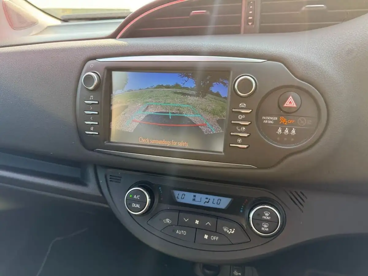 2018-toyota-yaris-15-vvt-i-design-hybrid-big-13