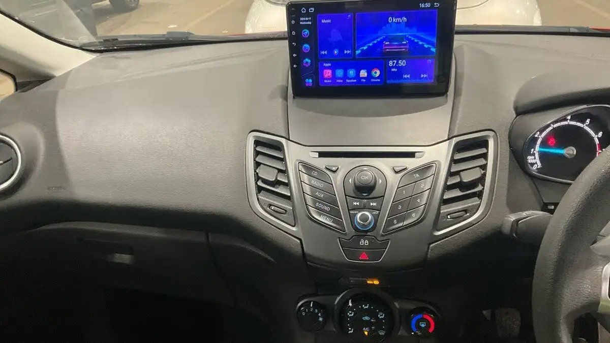 2014-ford-fiesta-125-style-60ps-5d-big-4