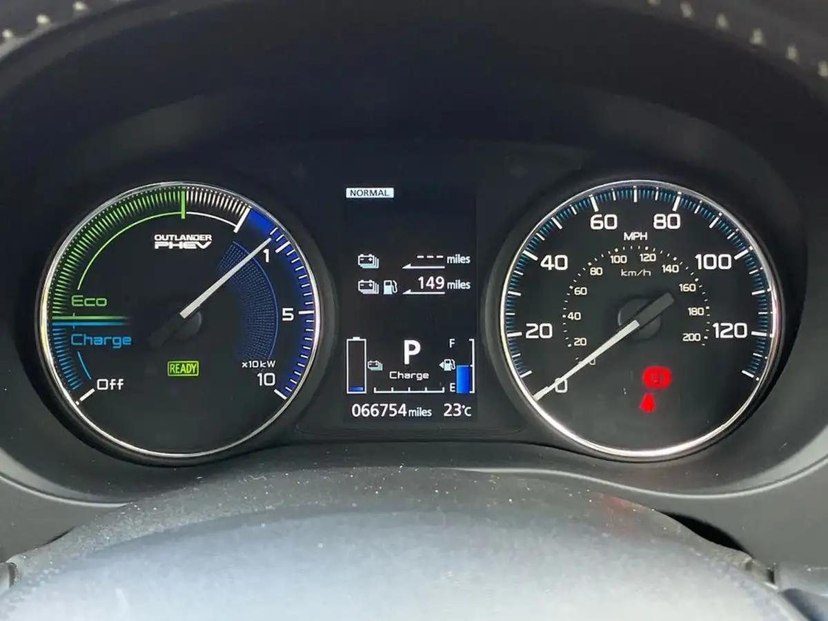 2020-mitsubishi-outlander-24-design-phev-big-15