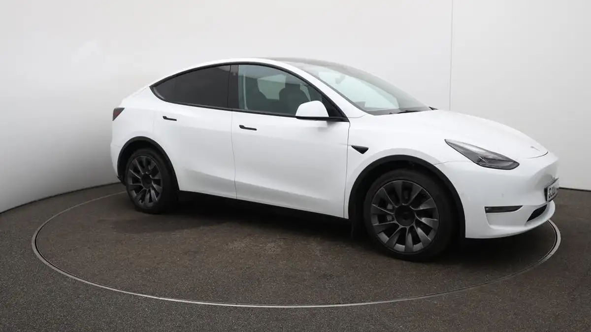 2022-tesla-model-y-e-long-range-big-44