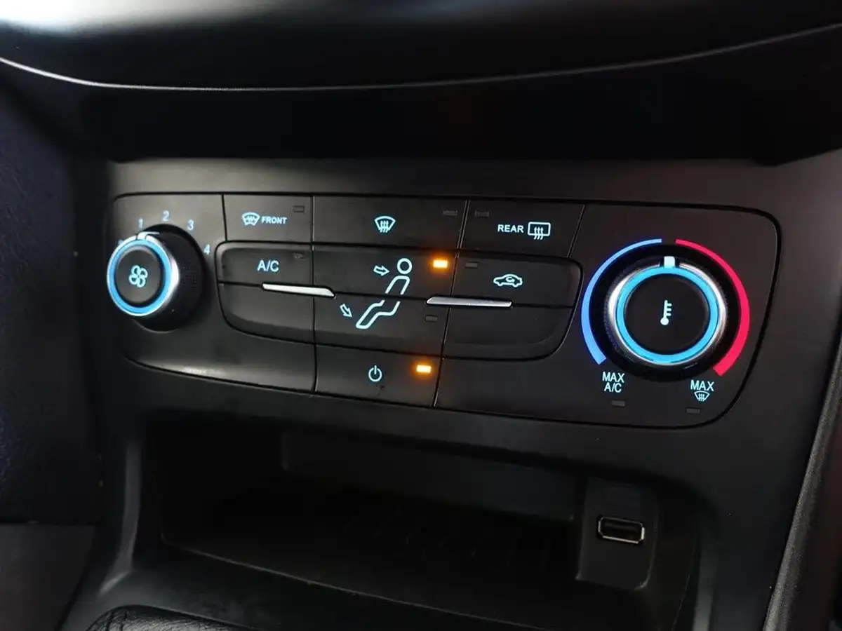 2017-ford-focus-15t-st-line-hatchback-big-25
