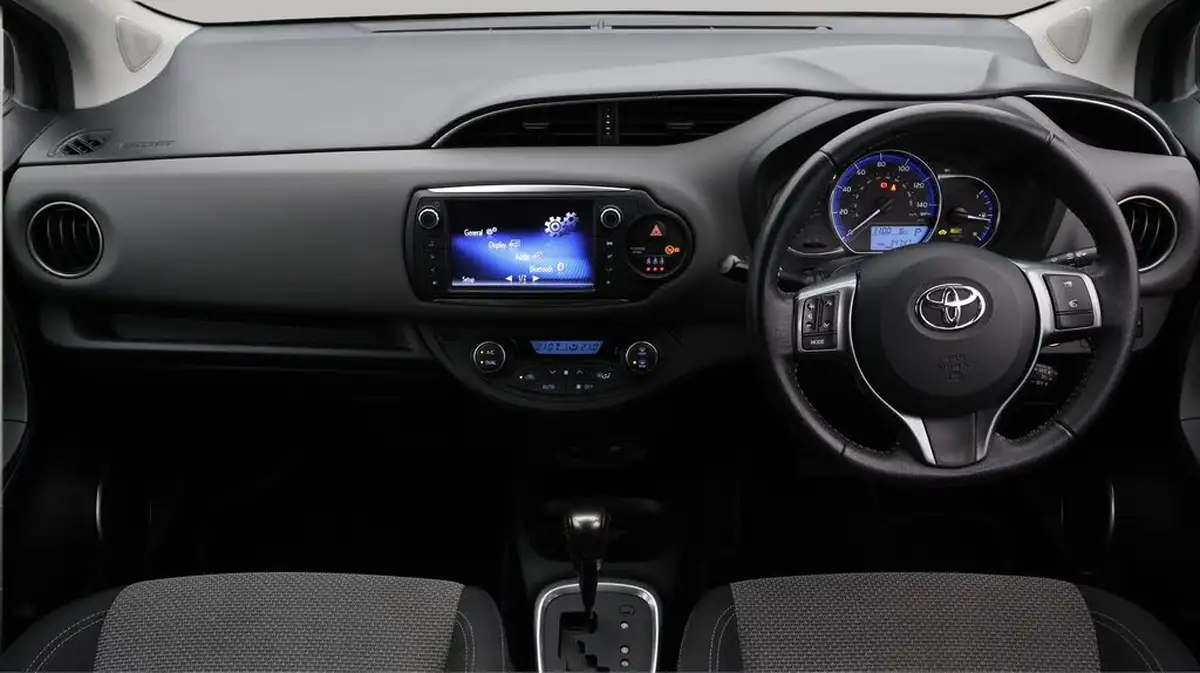 2017-toyota-yaris-15-vvt-i-icon-hybrid-big-13