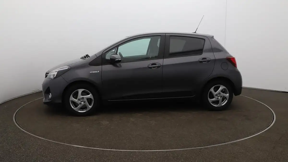 2017-toyota-yaris-15-vvt-i-icon-hybrid-big-65