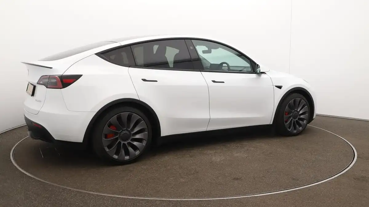 2024-tesla-model-y-e-performance-big-51