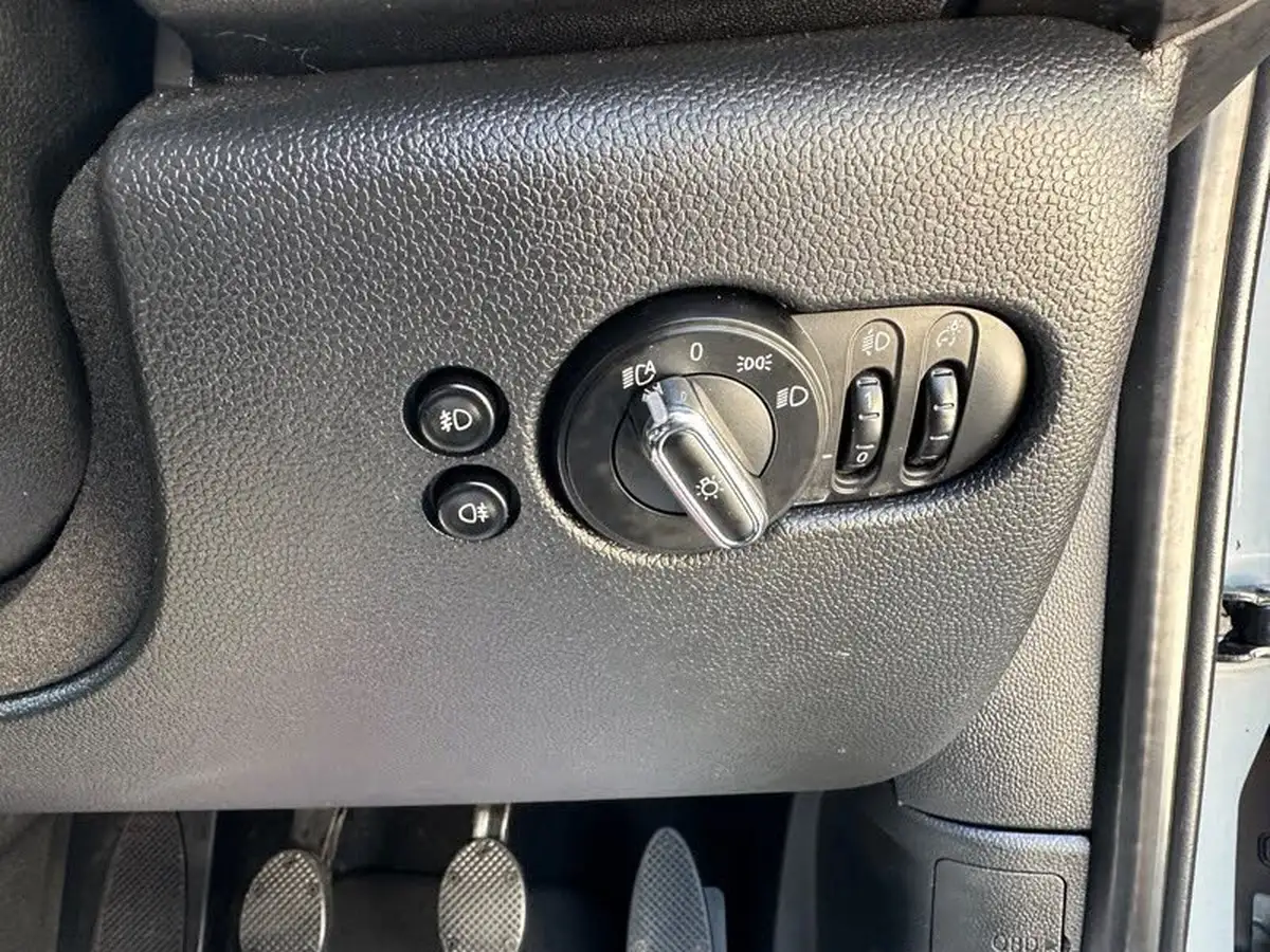 2015-mini-cooper-15-cooper-5d-big-30