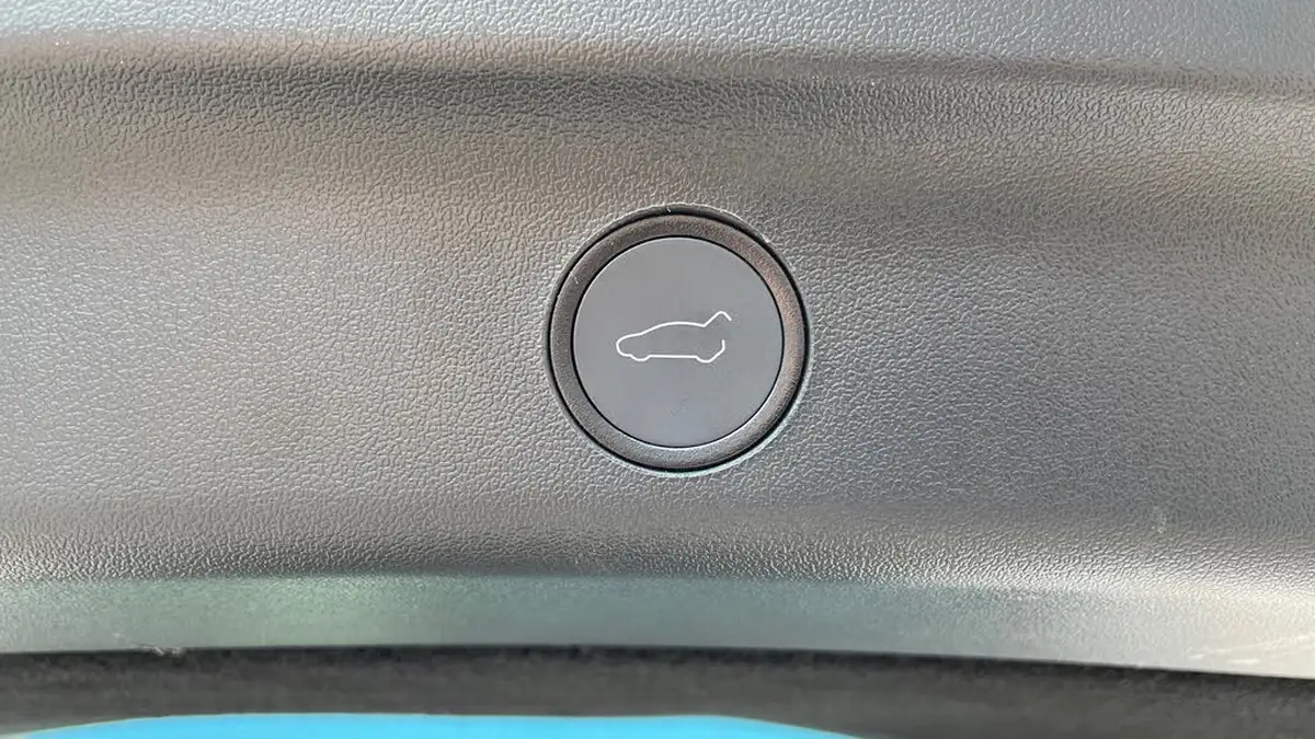 2024-tesla-model-y-e-rwd-big-21