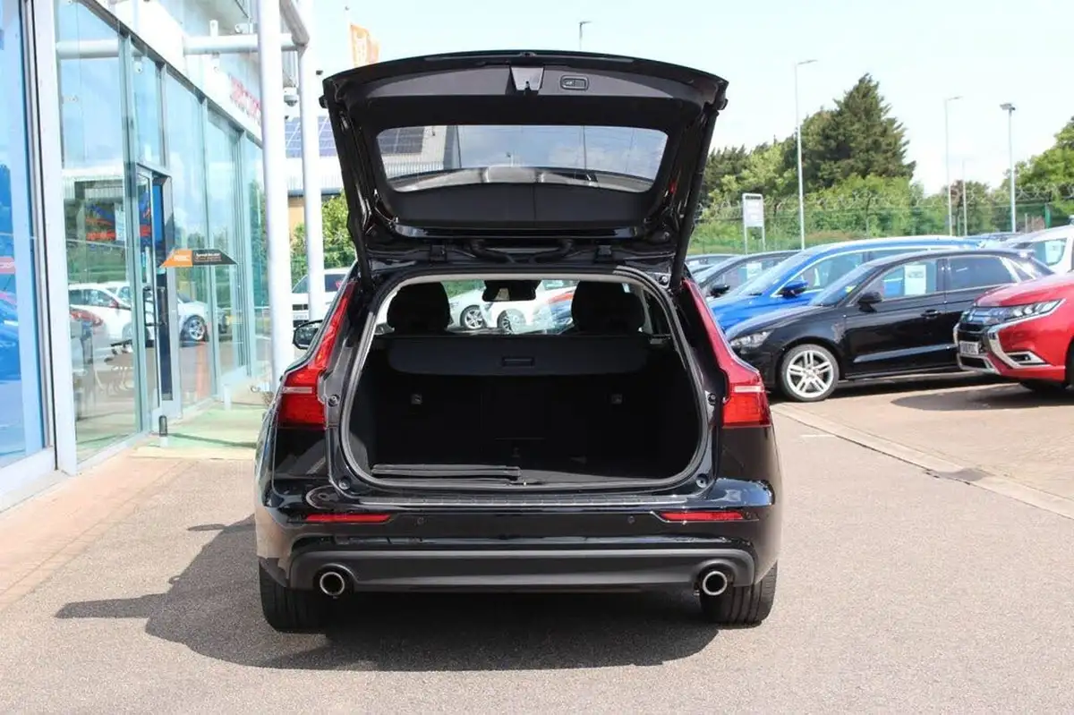 2018-volvo-v60-20td-d4-momentum-geartronic-big-16