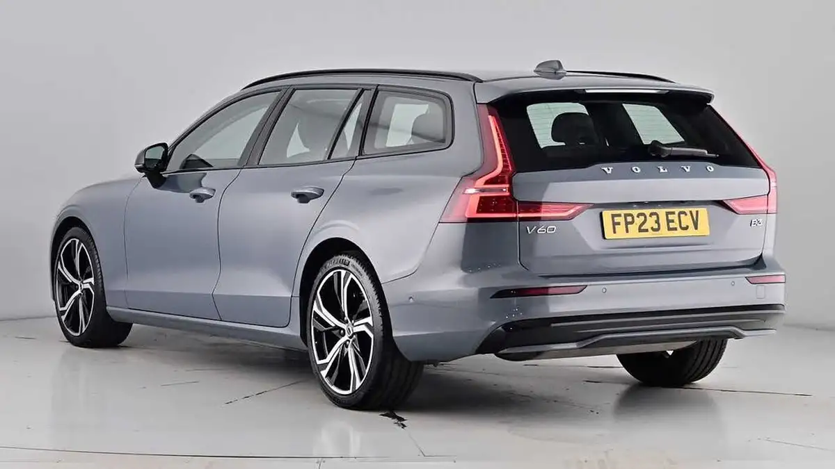 2023-volvo-v60-20-b3-plus-station-wagon-big-1