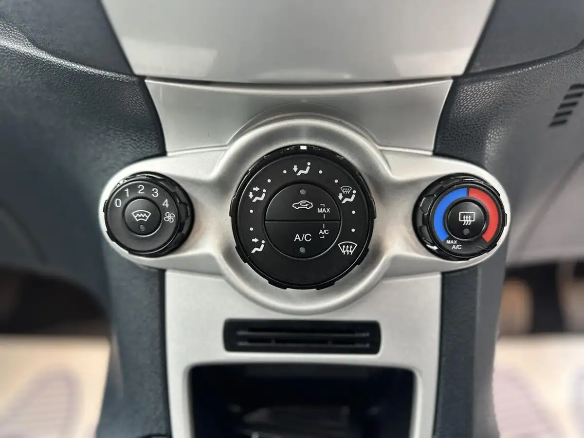 2012-ford-fiesta-125-zetec-5d-big-33