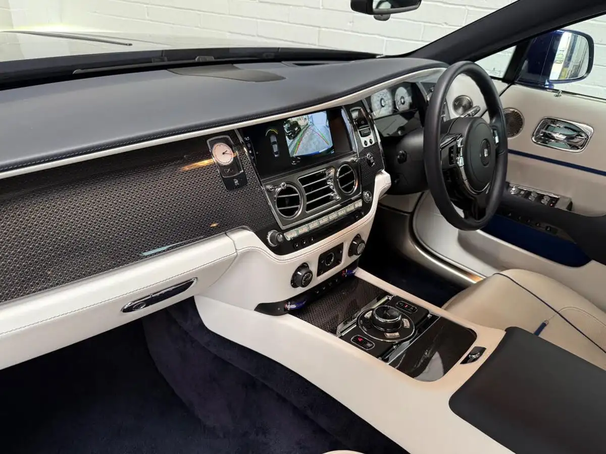 2023-rolls-royce-wraith-66-black-badge-big-29