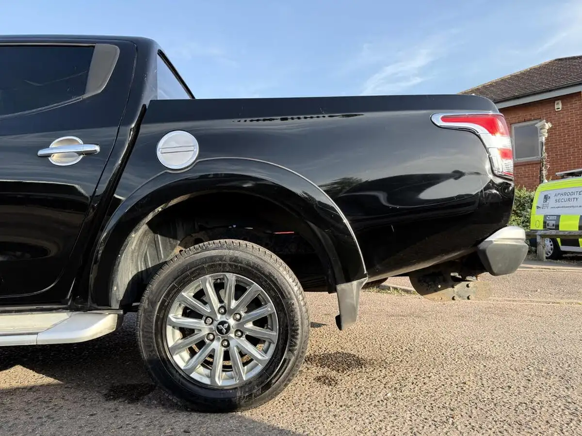 2017-mitsubishi-l200-24di-d-barbarian-178bhp-eu6-auto-big-16