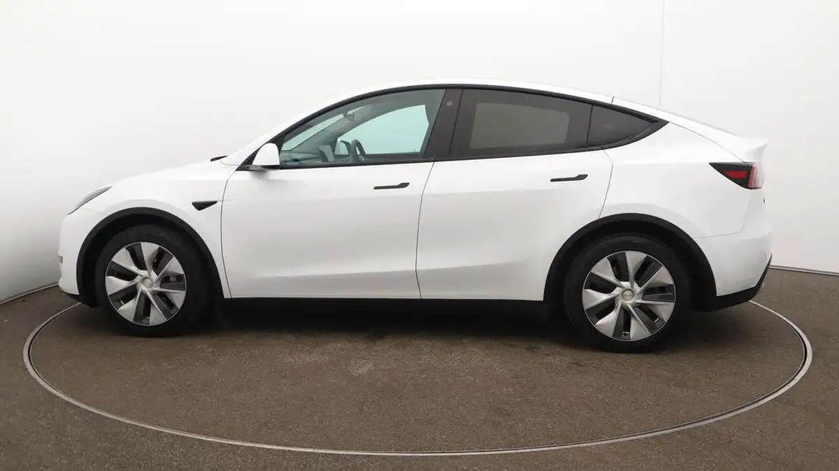 2023-tesla-model-y-e-long-range-big-63