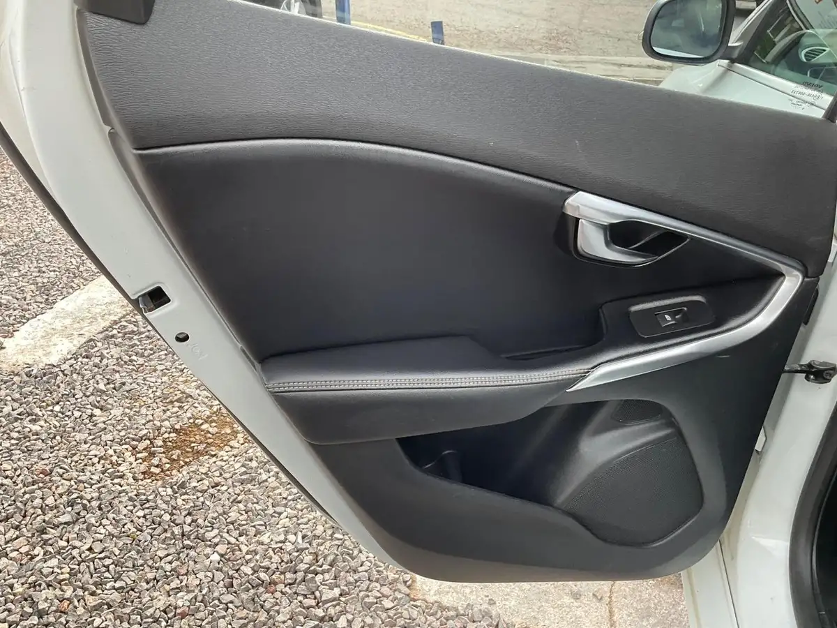 2016-volvo-v40-20td-d2-r-design-pro-big-23