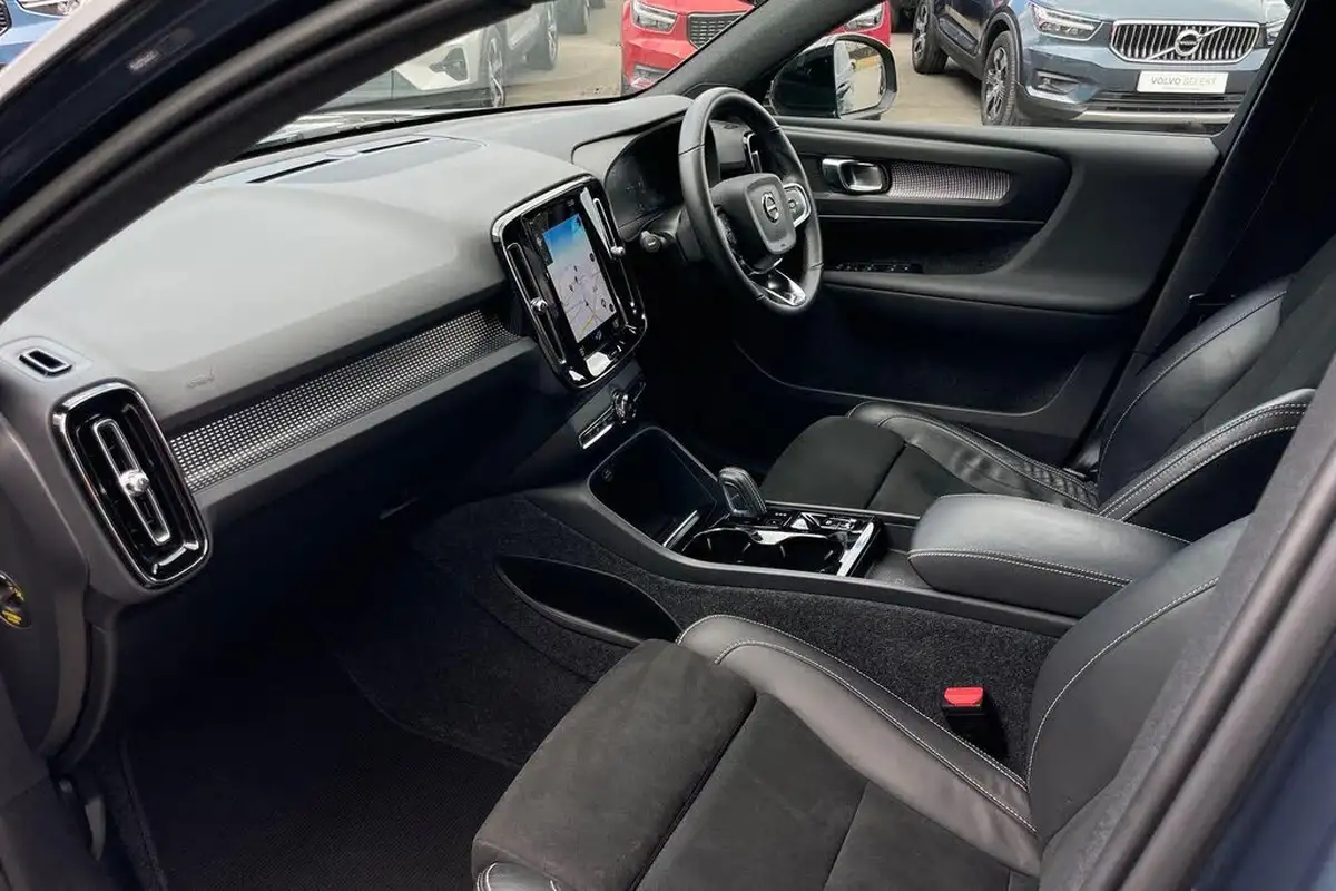 2022-volvo-xc40-15-t4-r-design-big-25
