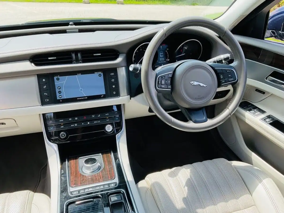 2015-jaguar-xf-20td-portfolio-180ps-auto-big-31