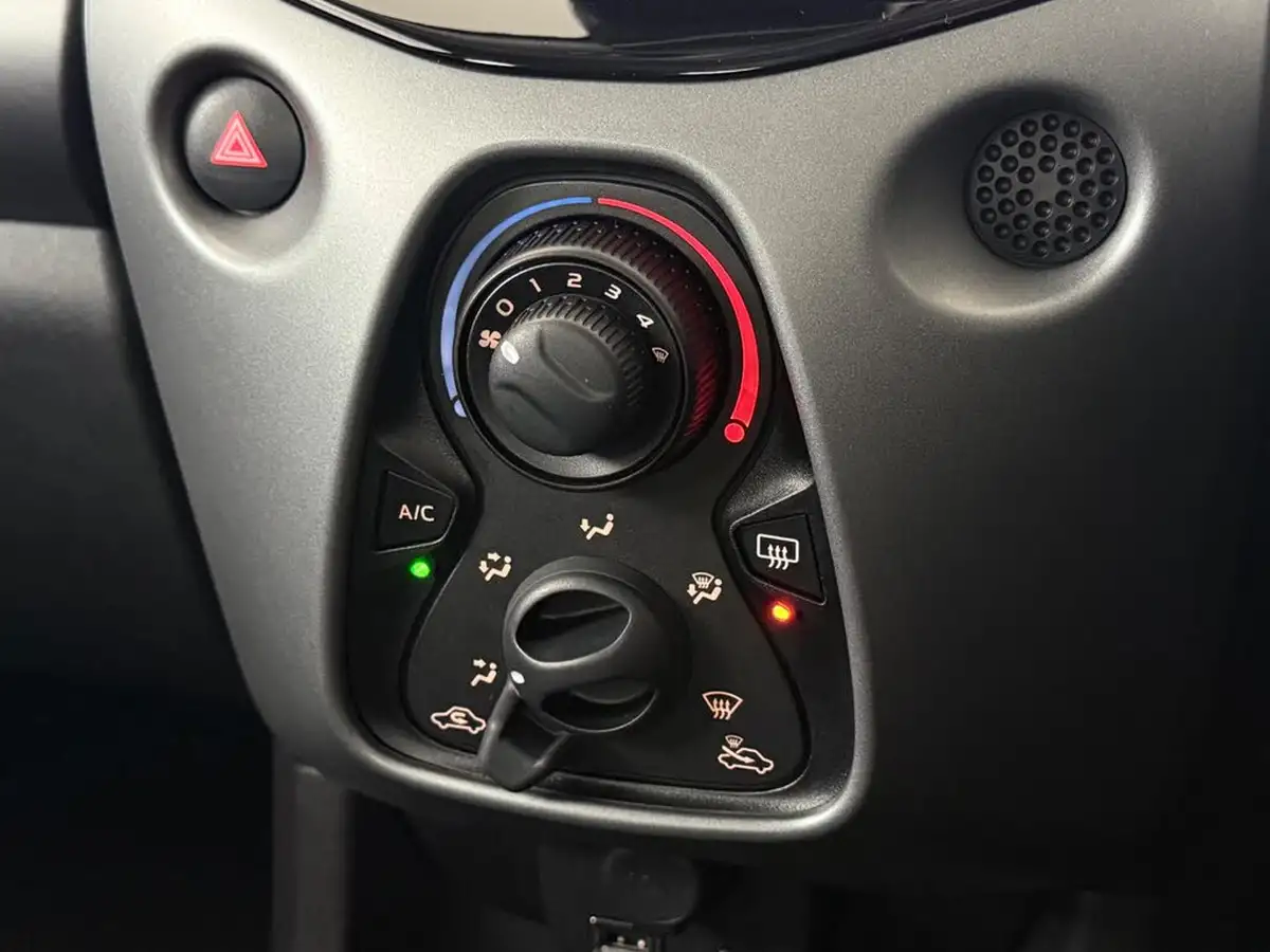 2018-toyota-aygo-10-vvt-i-x-play-68bhp-tss-5d-x-shift-big-38