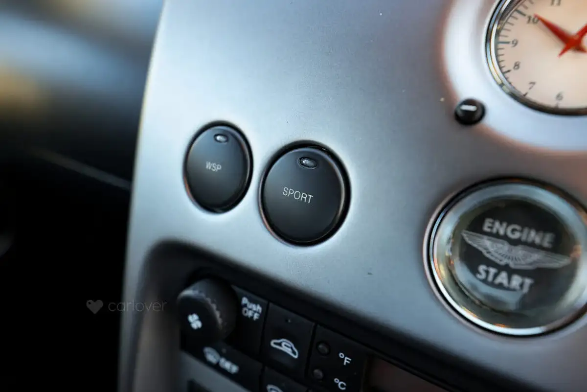 2004-aston-martin-vanquish-59-big-49