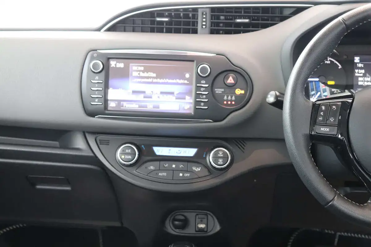 2020-toyota-yaris-15-vvt-i-icon-98bhp-hybrid-1497cc-e-cvt-big-14