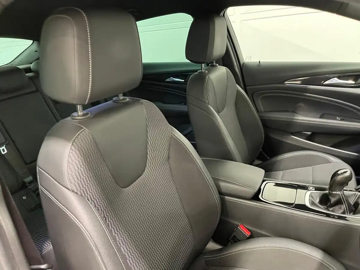 2018-vauxhall-insignia-grand-sport-20td-sri-vx-line-nav-big-22