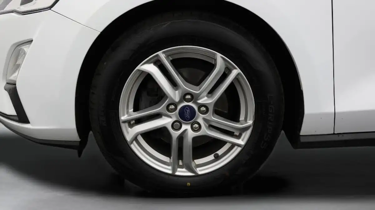 2019-ford-focus-15-zetec-120ps-hatchback-big-17