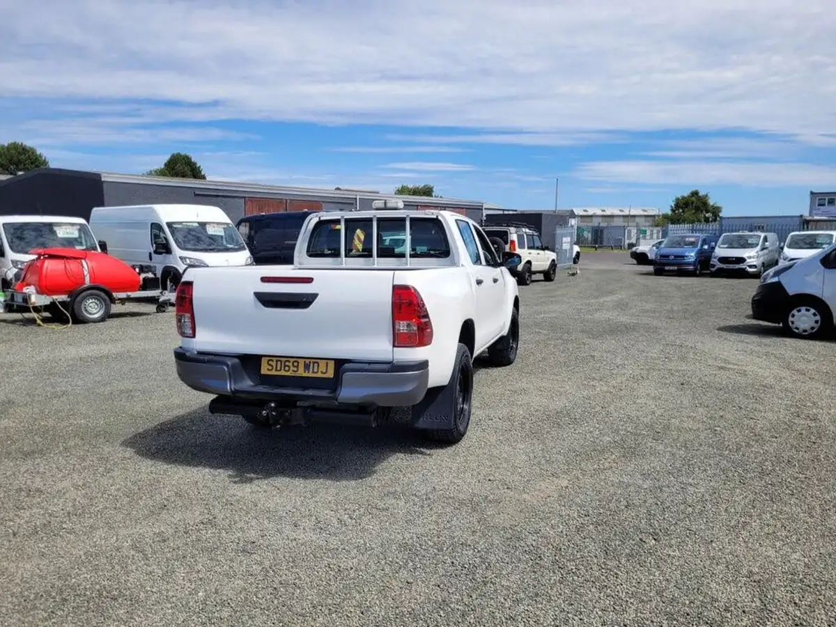 2019-toyota-hi-lux-24d-4d-active-150hpeu6dt-e-35t-double-pick-up-big-5