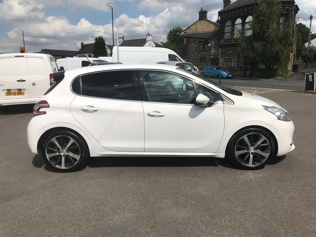 2012-peugeot-208-14td-allure-14e-hdi-ss-5d-egc-big-18
