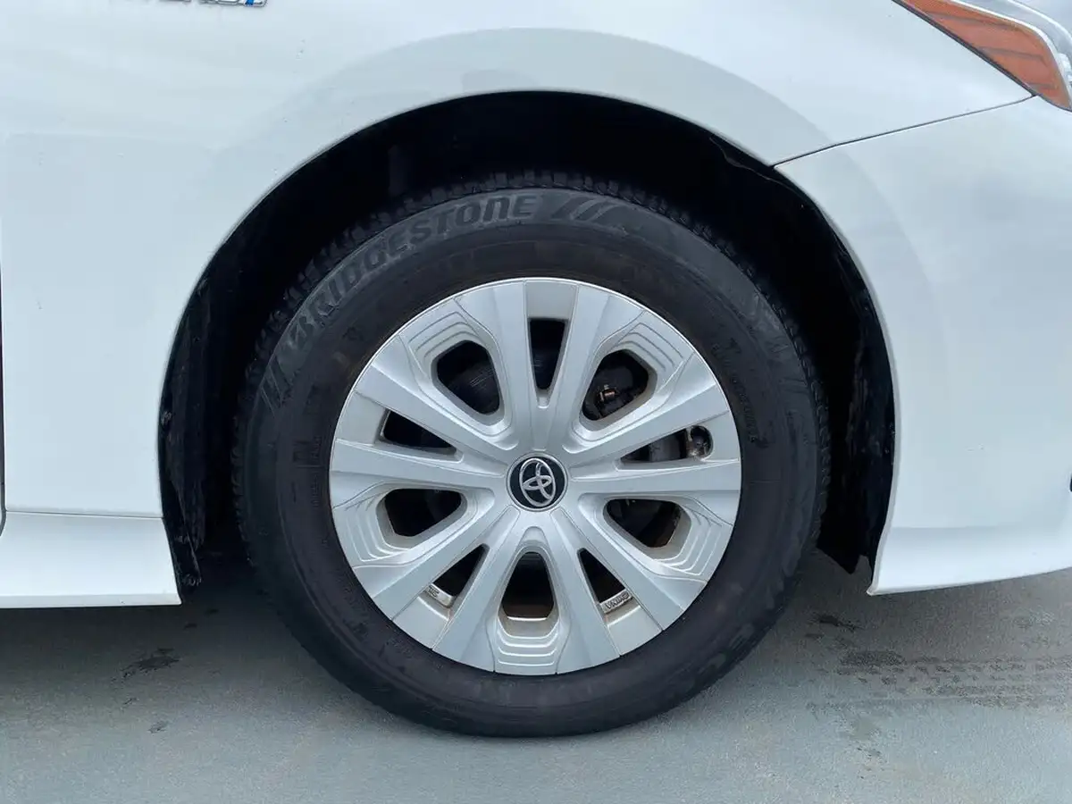 2019-toyota-prius-big-47