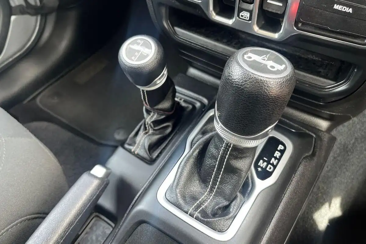 2019-jeep-wrangler-20-gme-sahara-hard-5d-big-29