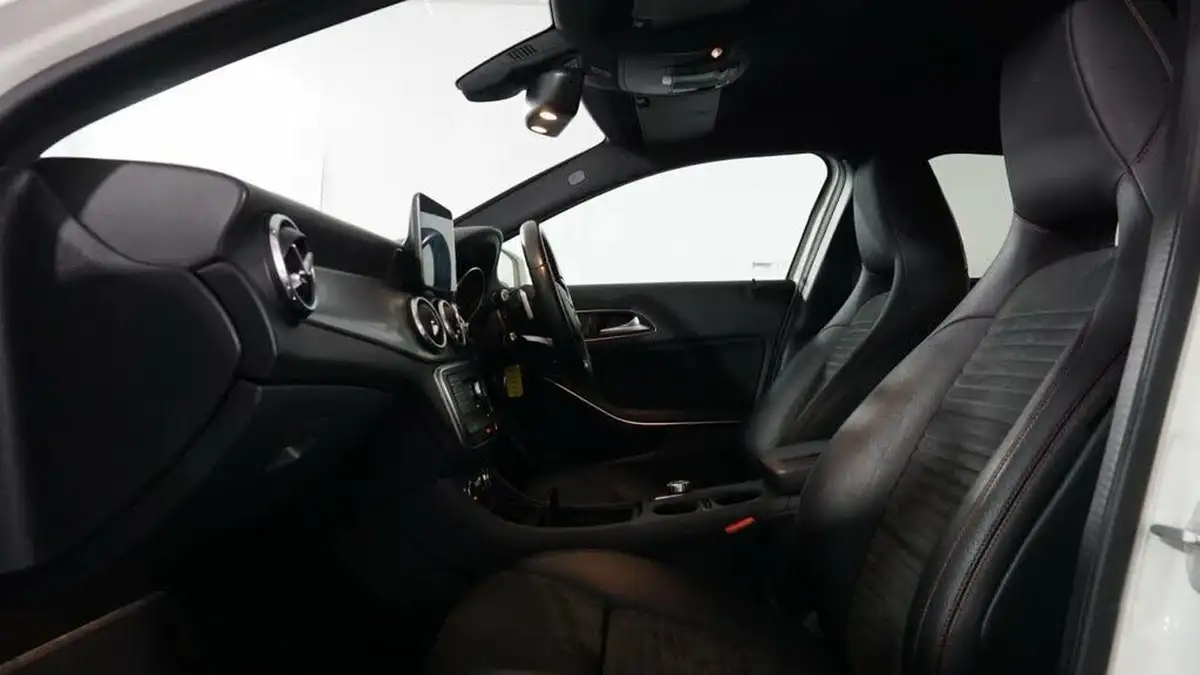2016-mercedes-benz-gla-class-21d-gla-220d-amg-line-premiumss-7g-dct-big-10