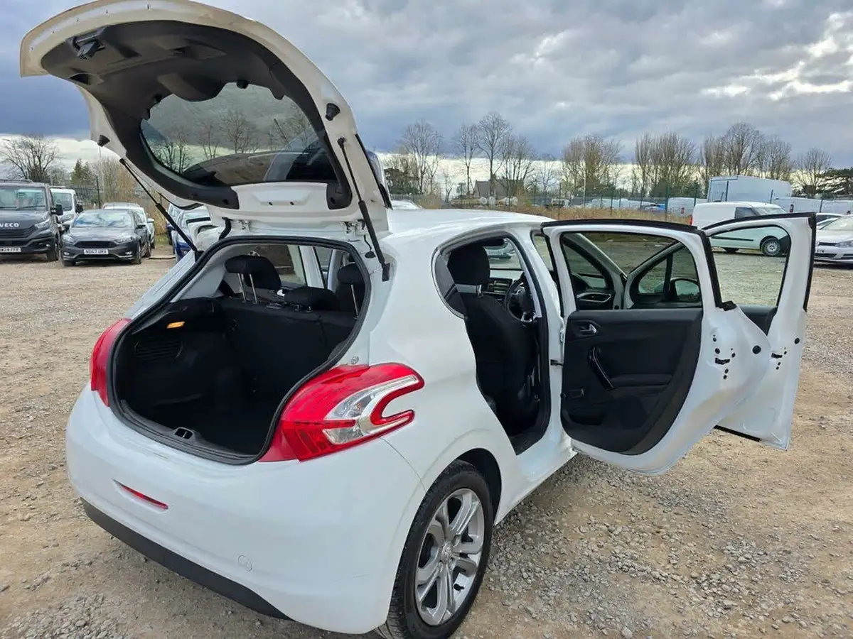 2014-peugeot-208-12-allure-ss-5d-egc-big-18