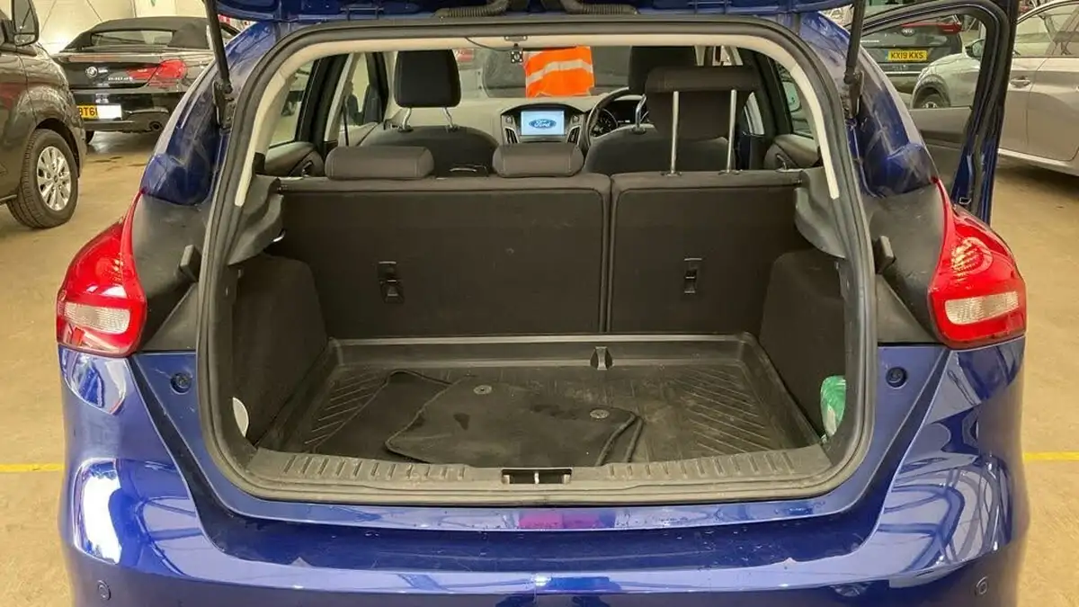 2016-ford-focus-16-titanium-hatchback-big-8