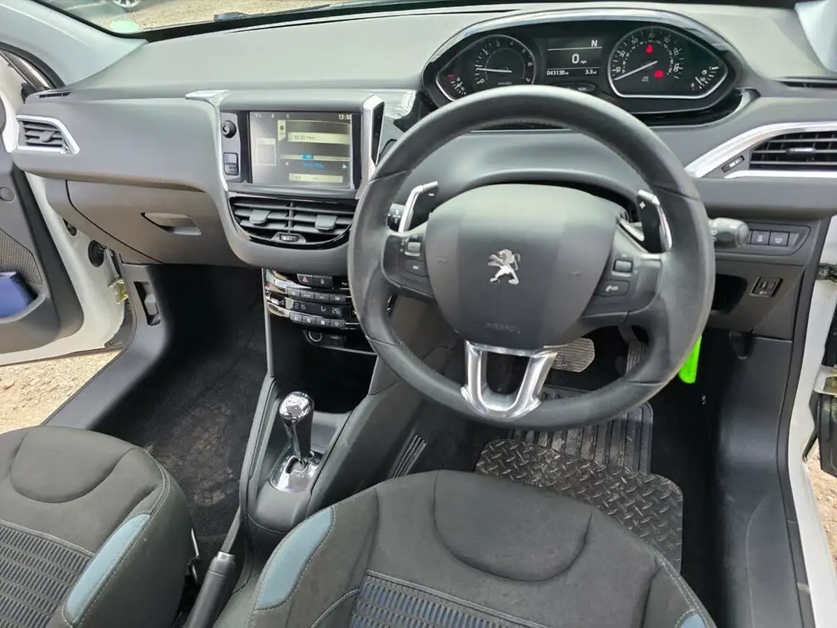 2014-peugeot-208-12-allure-ss-5d-egc-big-42