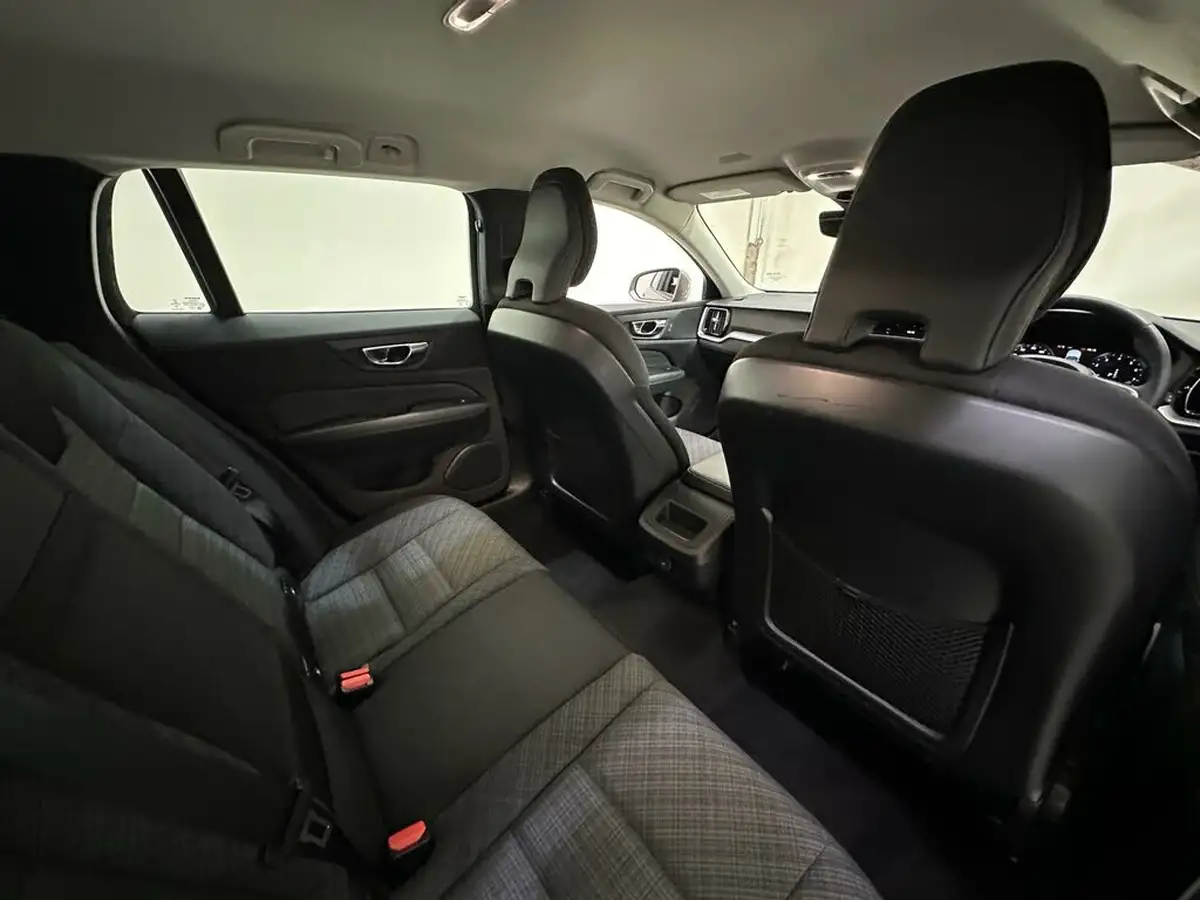2021-volvo-v60-20-b3-momentum-161bhp-big-16