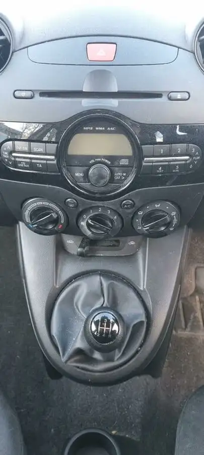 2014-mazda-mazda2-13-se-air-con-big-12