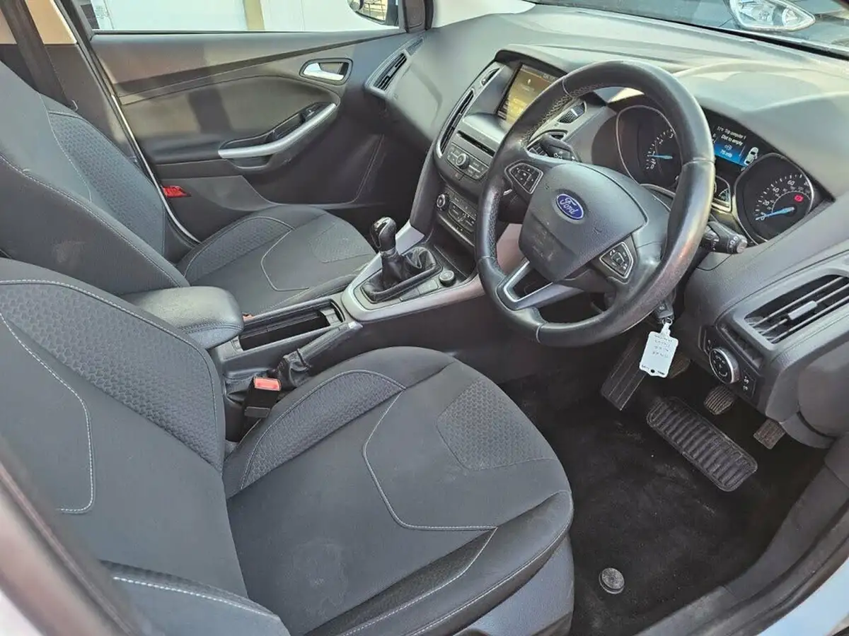 2017-ford-focus-10t-zetec-edition-100ps-hatchback-big-9