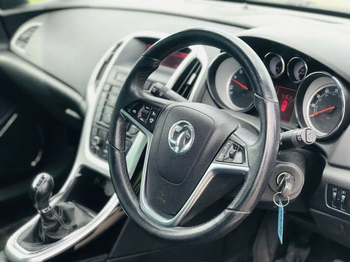 2013-vauxhall-astra-gtc-14-sri-140ps-ss-big-13